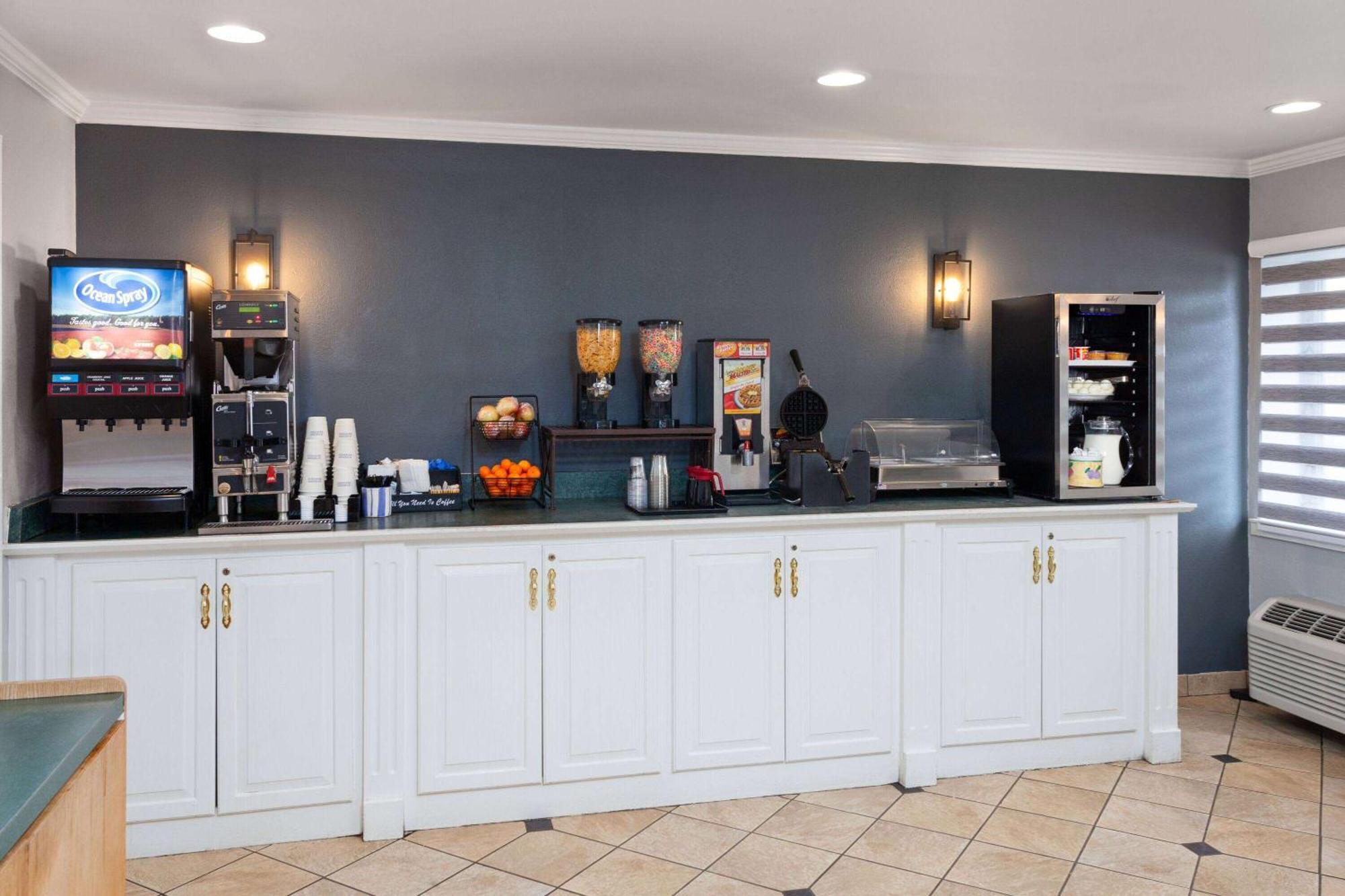 La Quinta Inn By Wyndham Cleveland Independence Exterior photo