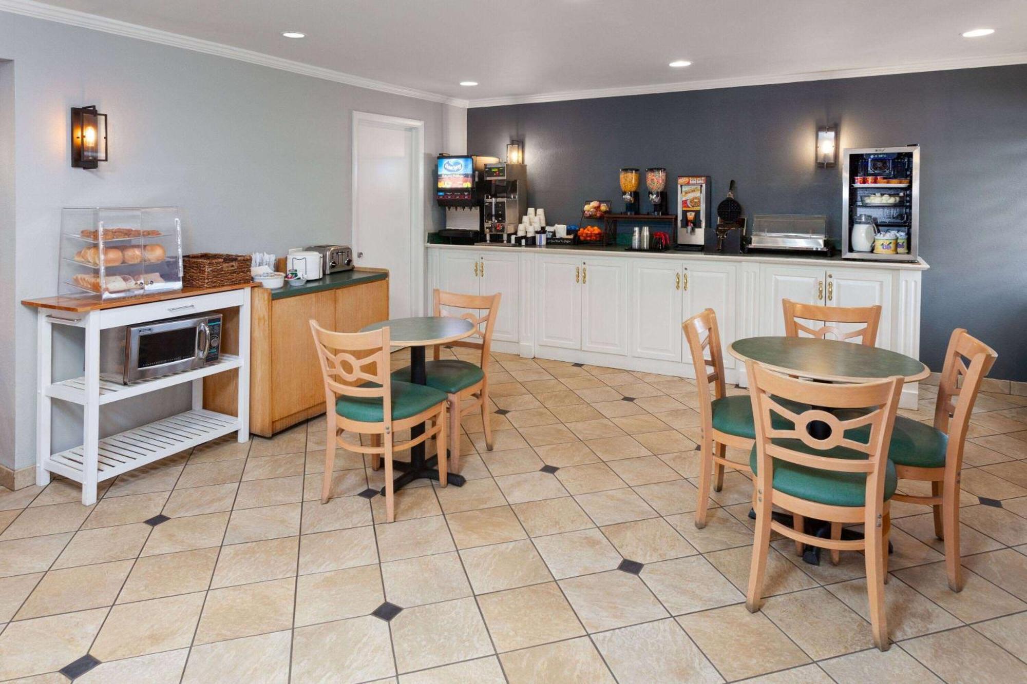 La Quinta Inn By Wyndham Cleveland Independence Exterior photo