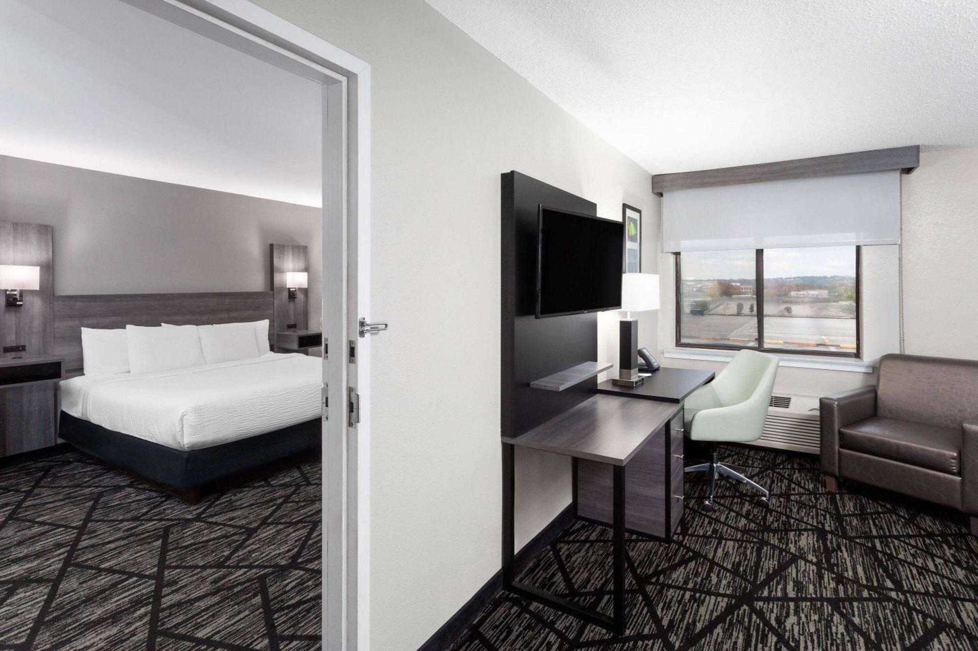 La Quinta Inn By Wyndham Cleveland Independence Exterior photo
