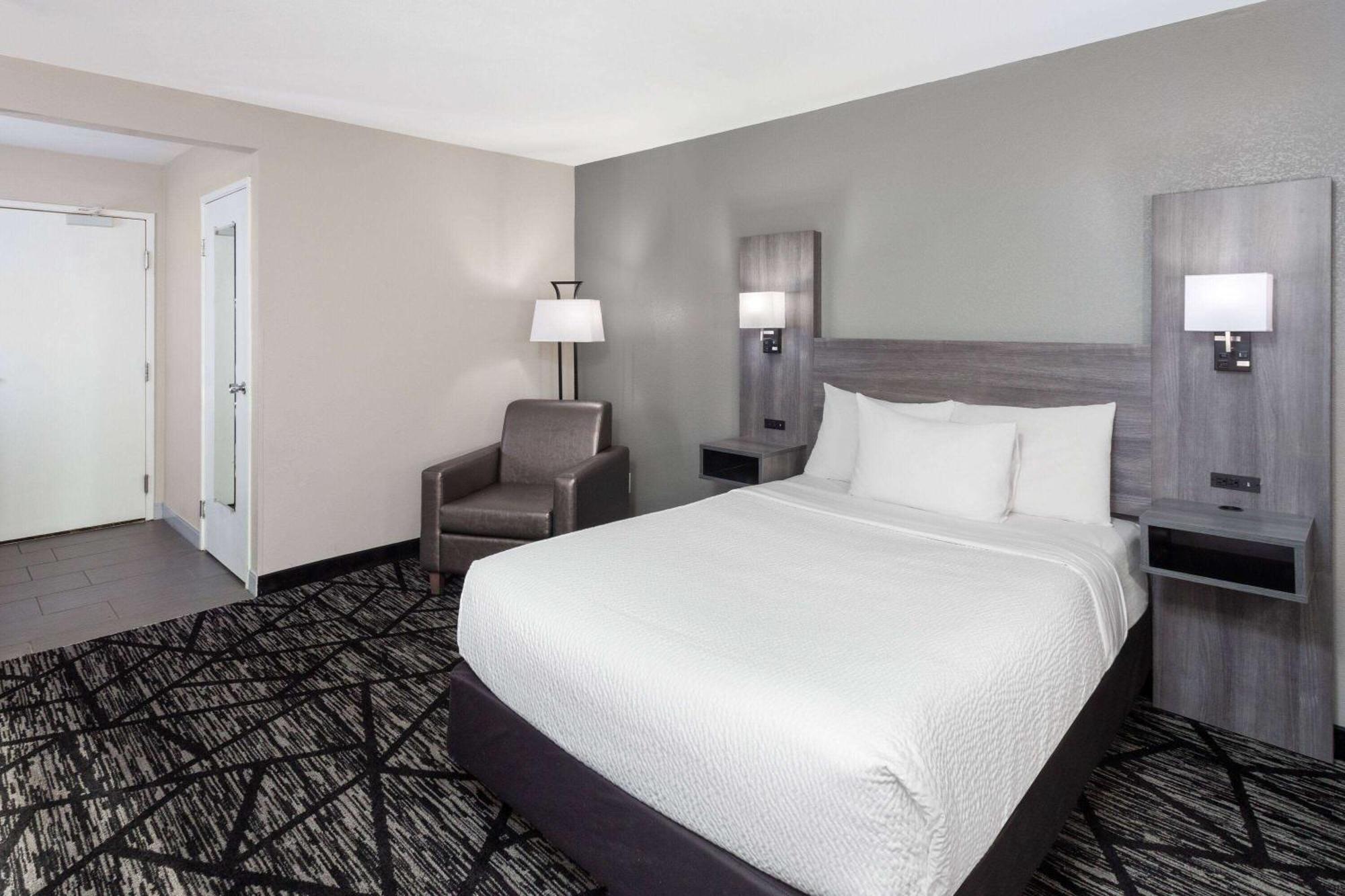La Quinta Inn By Wyndham Cleveland Independence Exterior photo