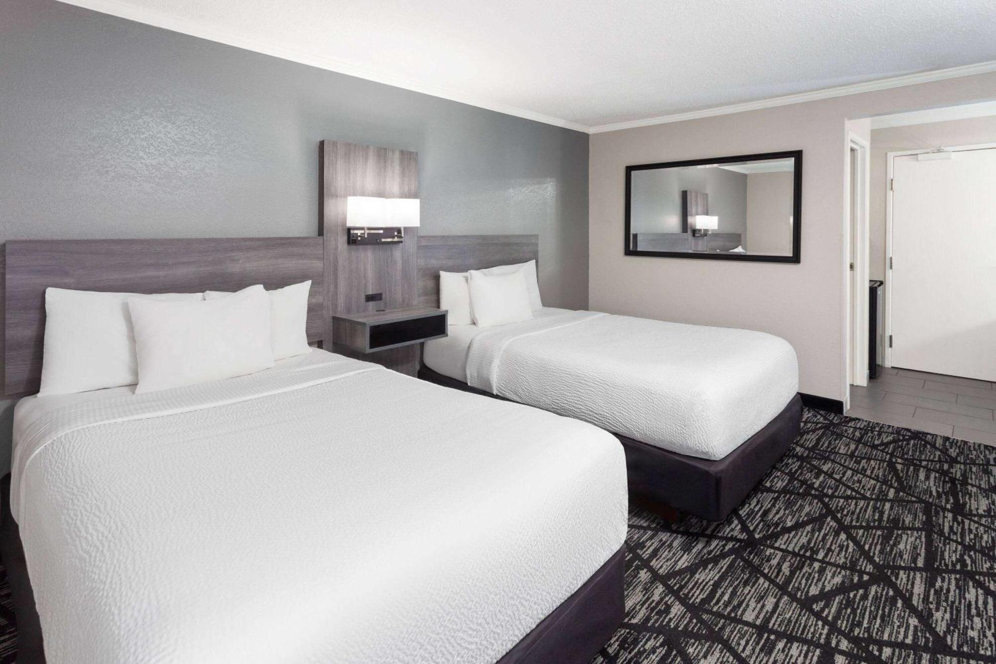 La Quinta Inn By Wyndham Cleveland Independence Exterior photo