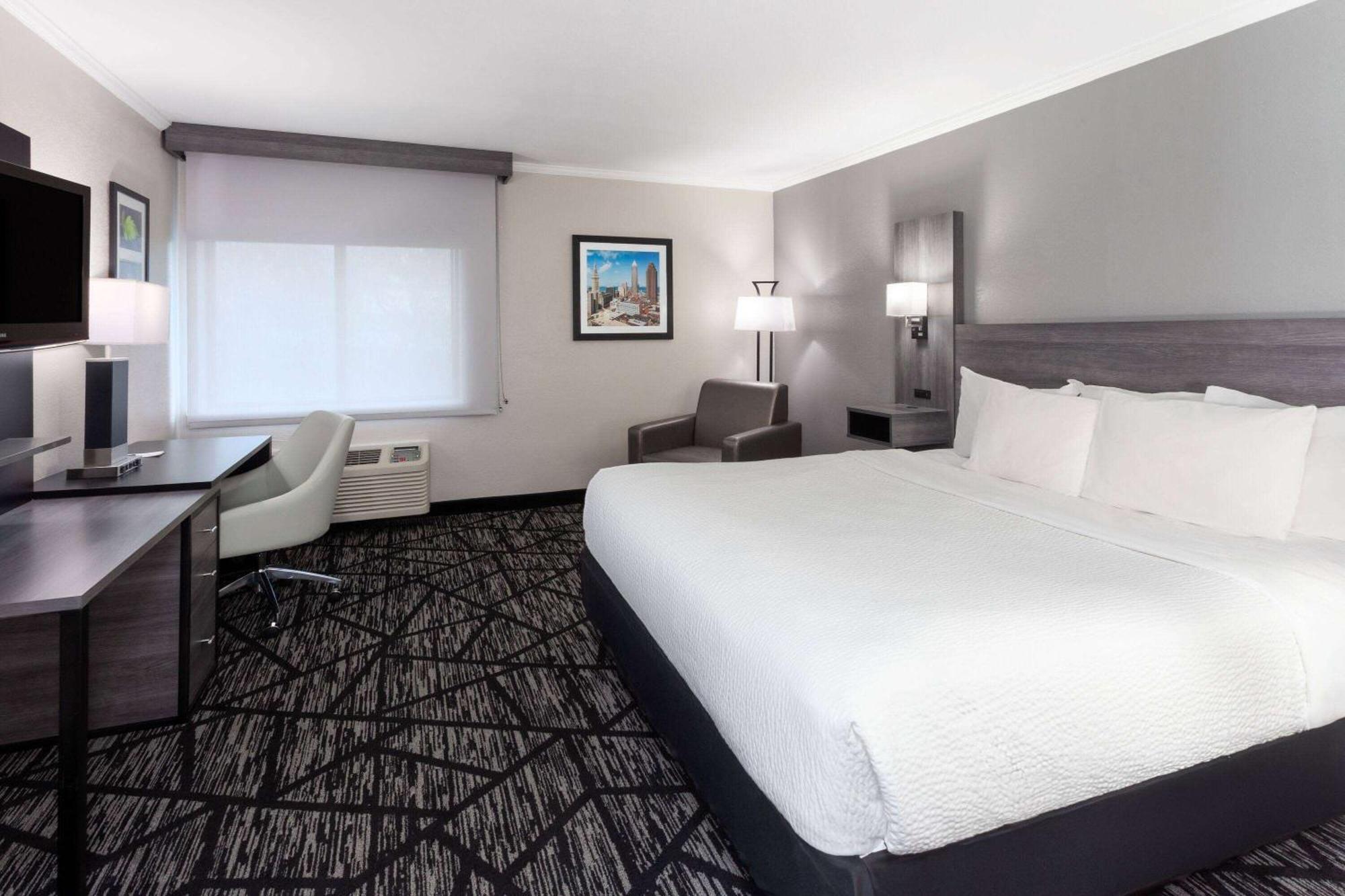 La Quinta Inn By Wyndham Cleveland Independence Exterior photo