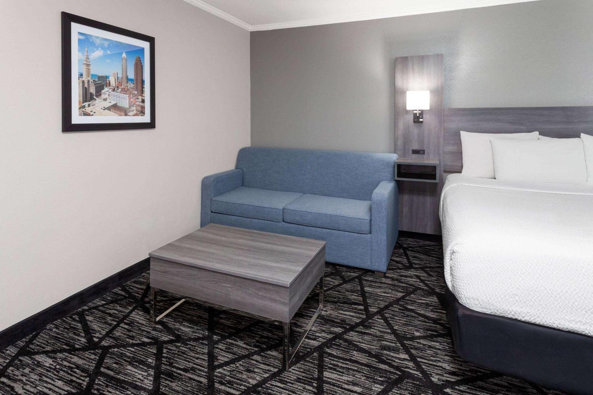 La Quinta Inn By Wyndham Cleveland Independence Exterior photo