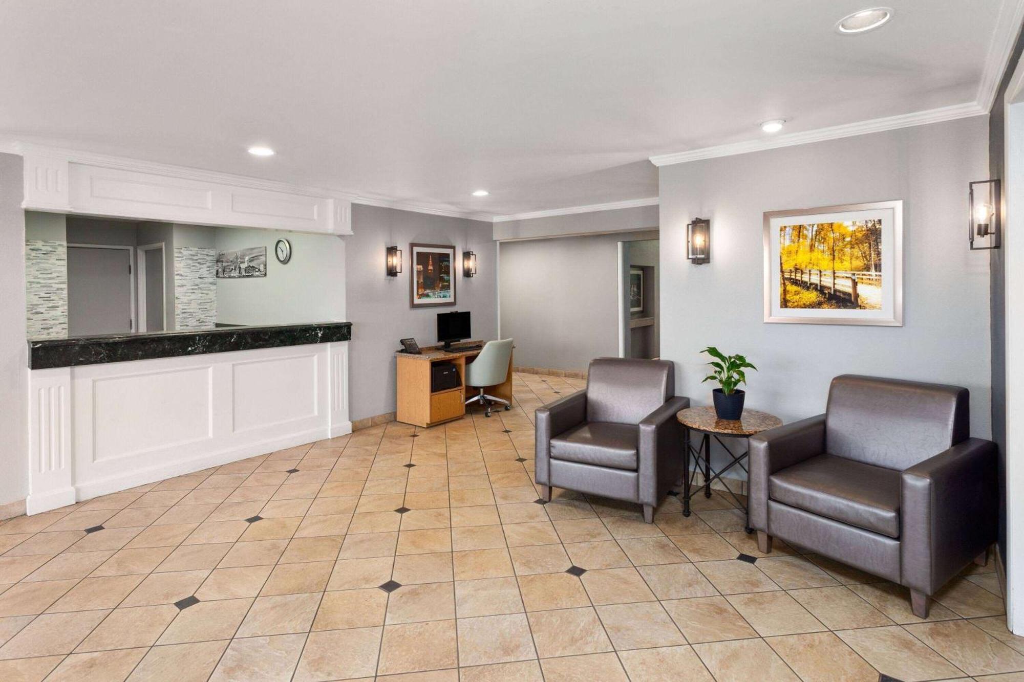 La Quinta Inn By Wyndham Cleveland Independence Exterior photo
