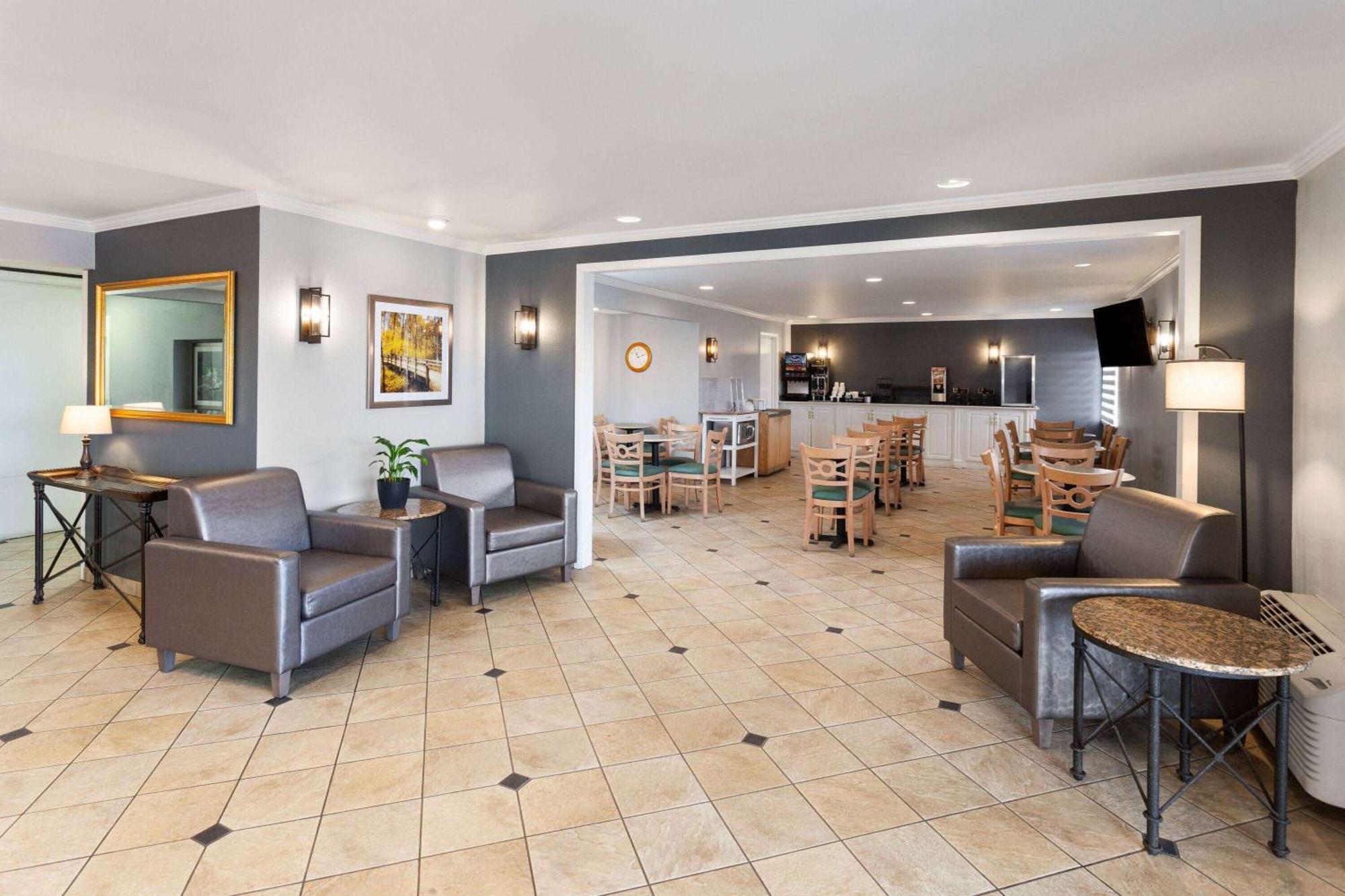 La Quinta Inn By Wyndham Cleveland Independence Exterior photo